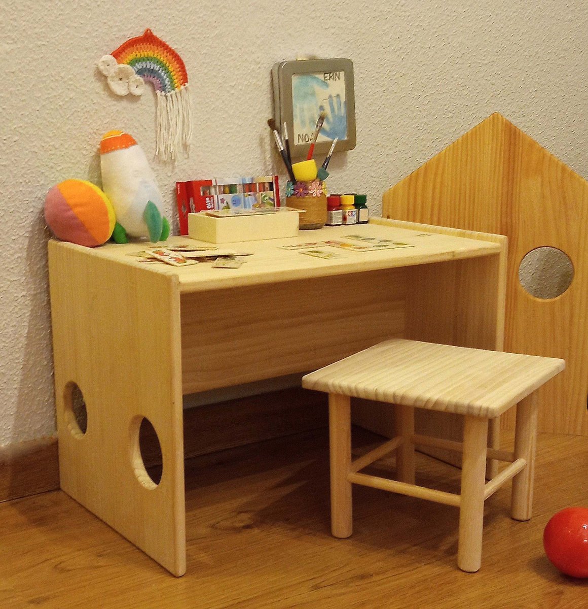 Escritorio y taburete Montessori